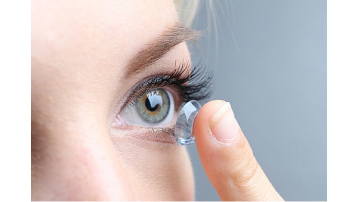 Как правильно снимать и надевать контактные линзы?